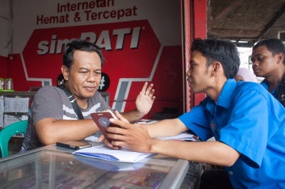 BTPN Wow agent delivers a positive customer experience to a low-income customer looking for financial services that add value compared to the competition, Indonesia